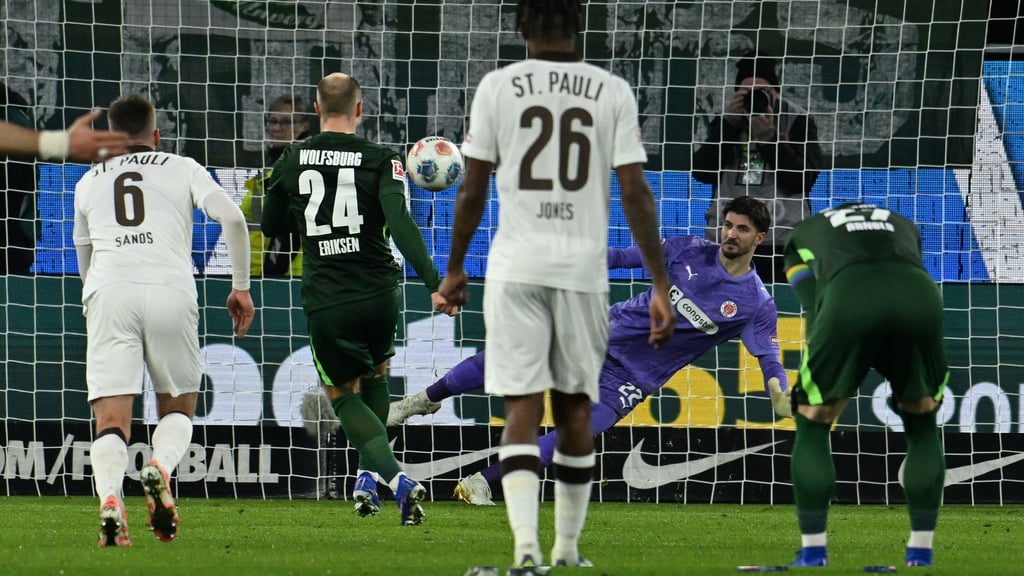 Tor-Debüt: Christian Eriksen schießt per Handelfmeter seinen ersten Bundesliga-Treffer für den VfL Wolfsburg.