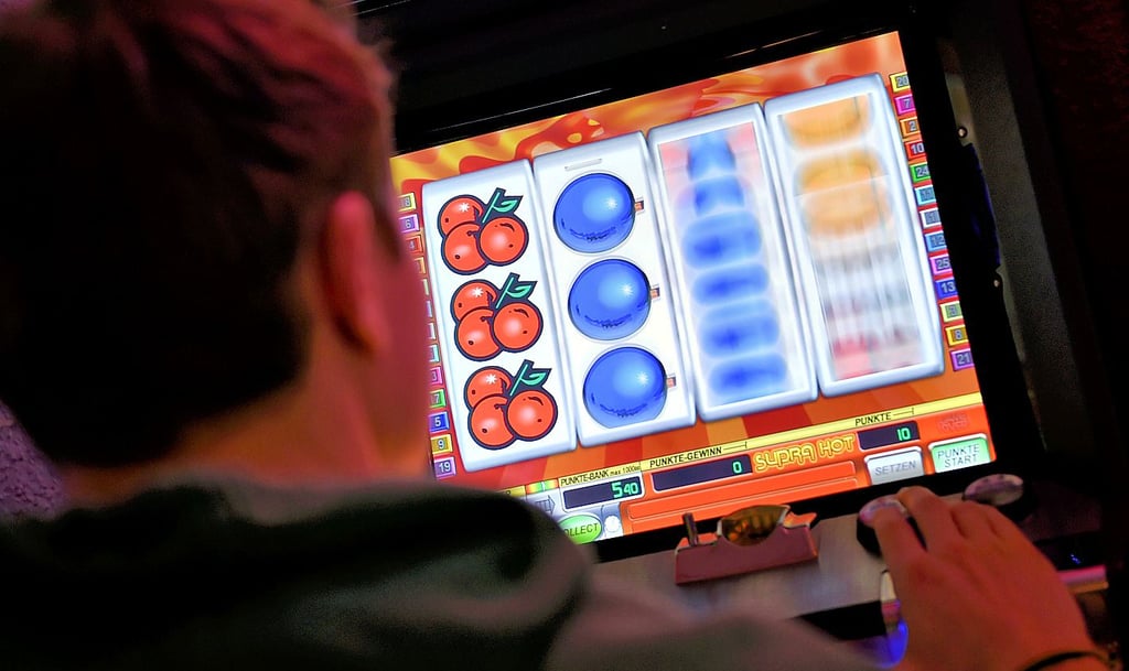 Glücksspiel scheint beleibt, die Spielotheken in Schönebeck brummen. Das Zocken am Automaten birgt aber auch die Gefahr der (Glücks-)Spielsucht.