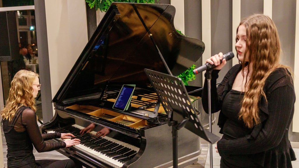 Sorgten für die musikalische Umrahmung des Halberstädter Hilariusmahls: Die 20-jährige Vanessa Reese am Klavier und die 16-jährige Martineerin Emily Müller als Sängerin am Mikrofon.