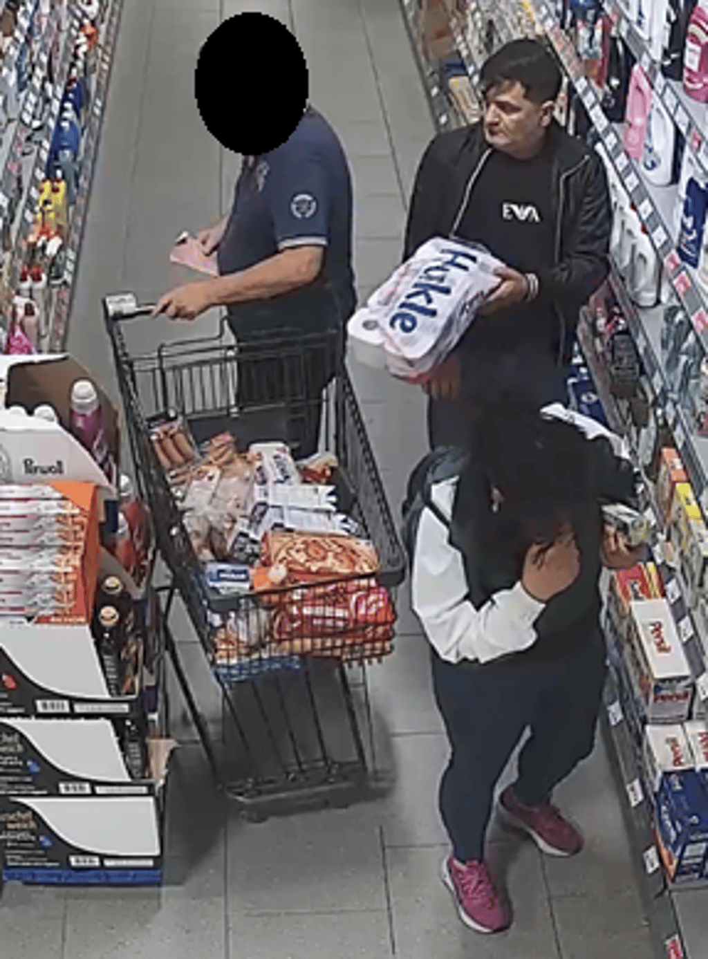 Diese zwei Personen werden verdächtigt, die Geldbörse eines 77-Jährigen gestohlen zu haben.