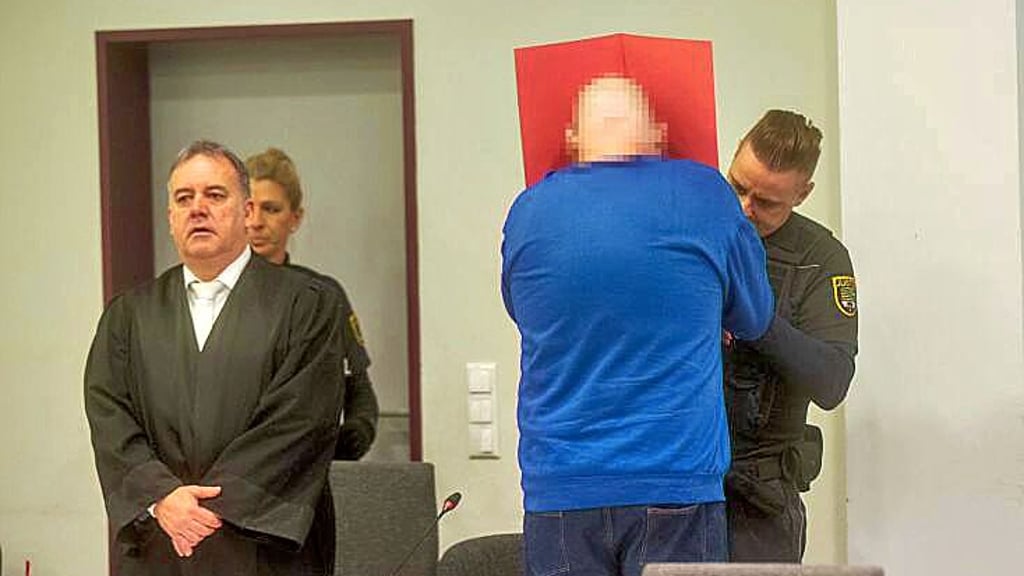 Der Angeklagte zum Prozessauftakt in Dessau.