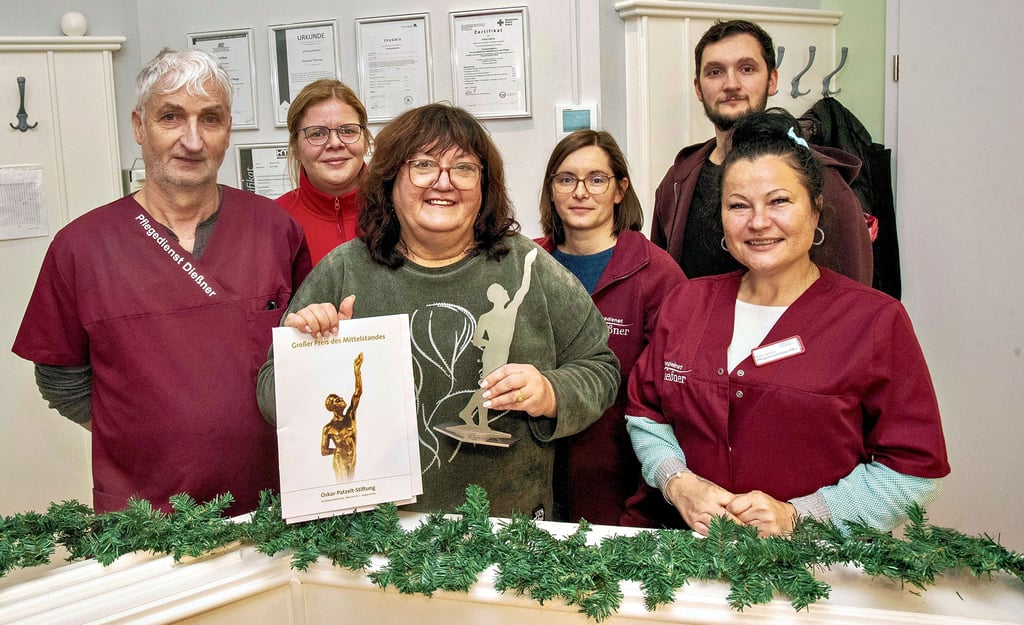 Swetlana Dießner, Chefin des Pflegedienstes,  war  Finalistin für den großem Preis des Mittelstands 2025. Mit ihr freuen sich  Sandra Kurz, Florian Dießner, Katharina Biernath, Doreen Gronewolt und  Andreas Dießner (v.r.n.l.).  