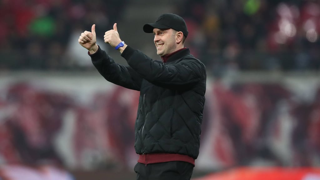 Beide Daumen hoch: Ole Werner nach dem RB-Sieg gegen Freiburg.