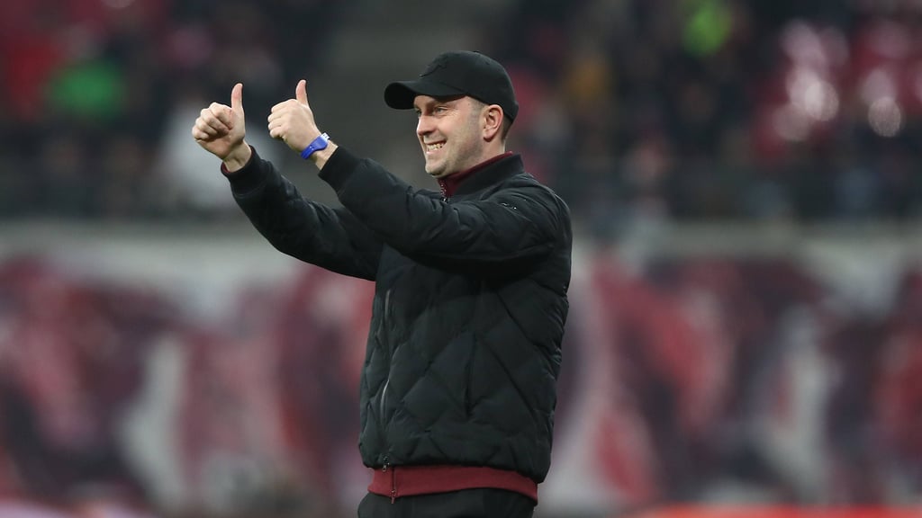 Beide Daumen hoch: Ole Werner nach dem RB-Sieg gegen Freiburg.