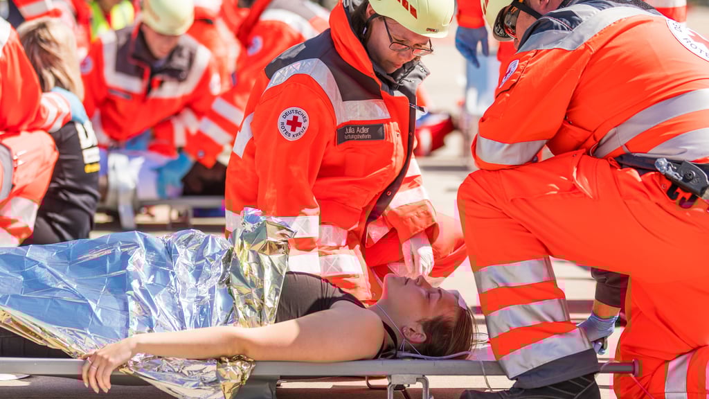 Einsatzübung von DRK und Feuerwehr auf dem Flughafen Dresden.