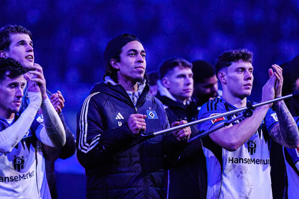Yussuf Poulsen mit dem Team des HSV.