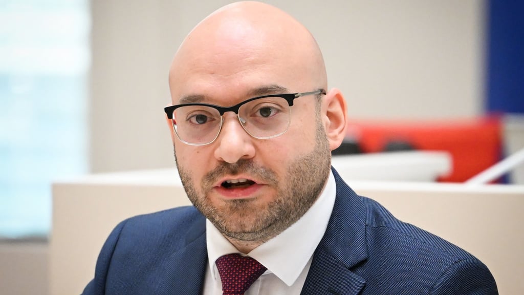 Brandenburgs Innenminister René Wilke (SPD) berichtet von zwei Fällen, die beim Verfassungstreue-Check entdeckt wurden (Archivbild).