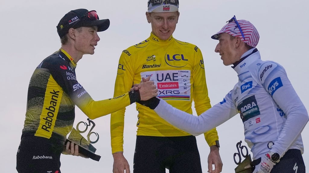 Das Tour-Podium des vergangenen Jahres: Sieger Tadej Pogacar (M), der Zweite Jonas Vingegaard und der deutsche Dritte Florian Lipowitz (r).