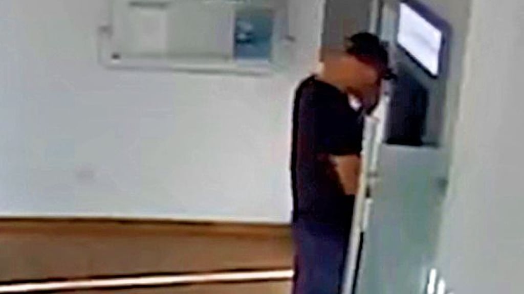 Wer kann Hinweise zu dem Mann auf den Fotos geben? 