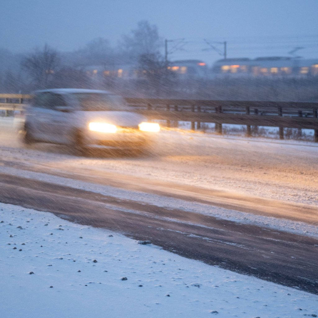 Durch das Extremwetter der vergangenen Tage kam es auf der A14 bei Leipzig zu mehreren Unfällen. Durch den Frost waren an mehreren Stellen Betonteile aus der Fahrbahn gebrochen.