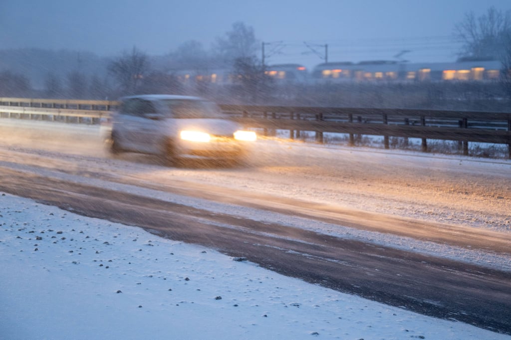 Durch das Extremwetter der vergangenen Tage kam es auf der A14 bei Leipzig zu mehreren Unfällen. Durch den Frost waren an mehreren Stellen Betonteile aus der Fahrbahn gebrochen.