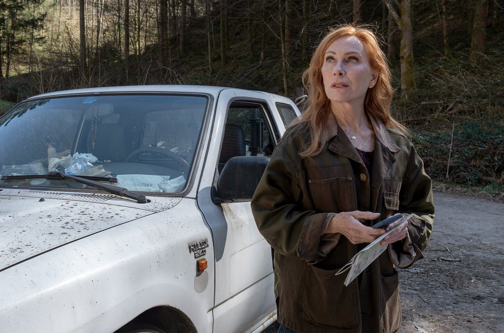 Lou Caspari (Andrea Sawatzki) unterstützt einen Freund, dessen Frau seit einem Gang in den Wald vermisst wird, hier in einer Szene des Krimis „Die Verteidigerin: Der Fall Nicola“.