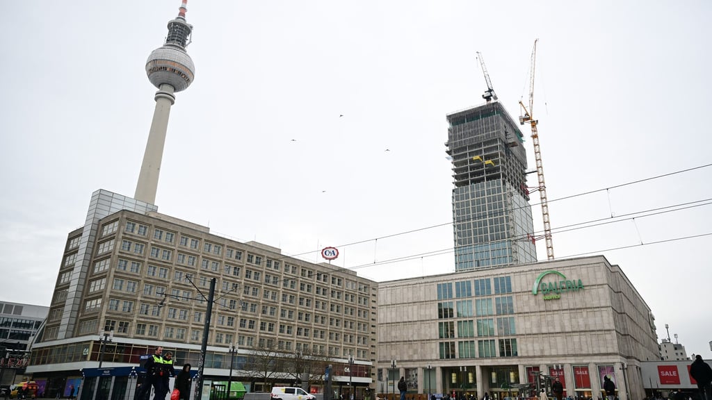 Das neue Hochhaus am Alexanderplatz verändert die Silhouette in Berlin-Mitte.