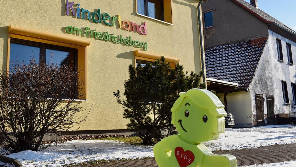 Das Haus rechts neben dem Eingang der Kindertagesstätte in Wimmelburg soll demnächst abgerissen werden. 