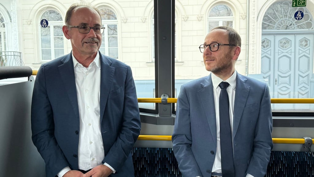 Verkehrsminister Wolfgang Blank (parteilos, l) und Ecovista-Geschäftsführer Michael Bader zeigen sich zufrieden.