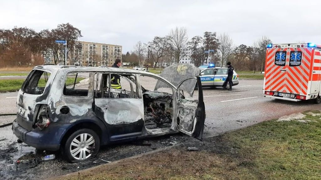 Ausgebrannt ist das Fahrzeug auf der Industriestraße in Halle. (Foto: Denny Kleindienst)