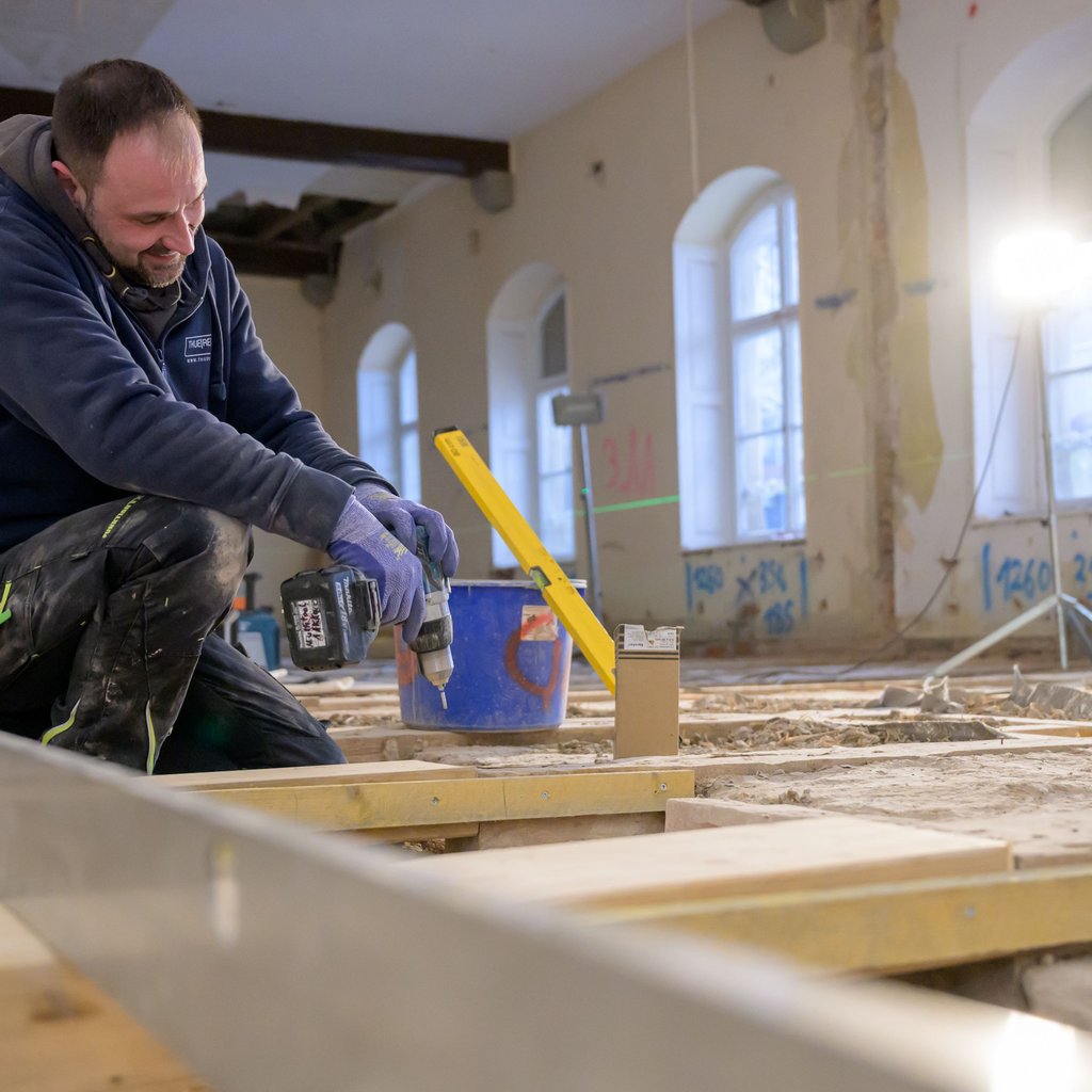 Spezialisten der Baumeisterfirma Thueresa GmbH sind damit beschäftigt, Unterkonstruktionen im Boden zu erneuern.