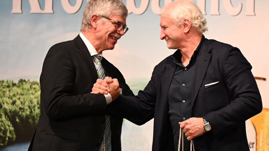 Rudi Völler (r) hat eine besondere Beziehung zu Niedersachsen. Das freut Ralph-Uwe Schaffert (l), Präsident des Niedersächsischen Fußballverbandes.