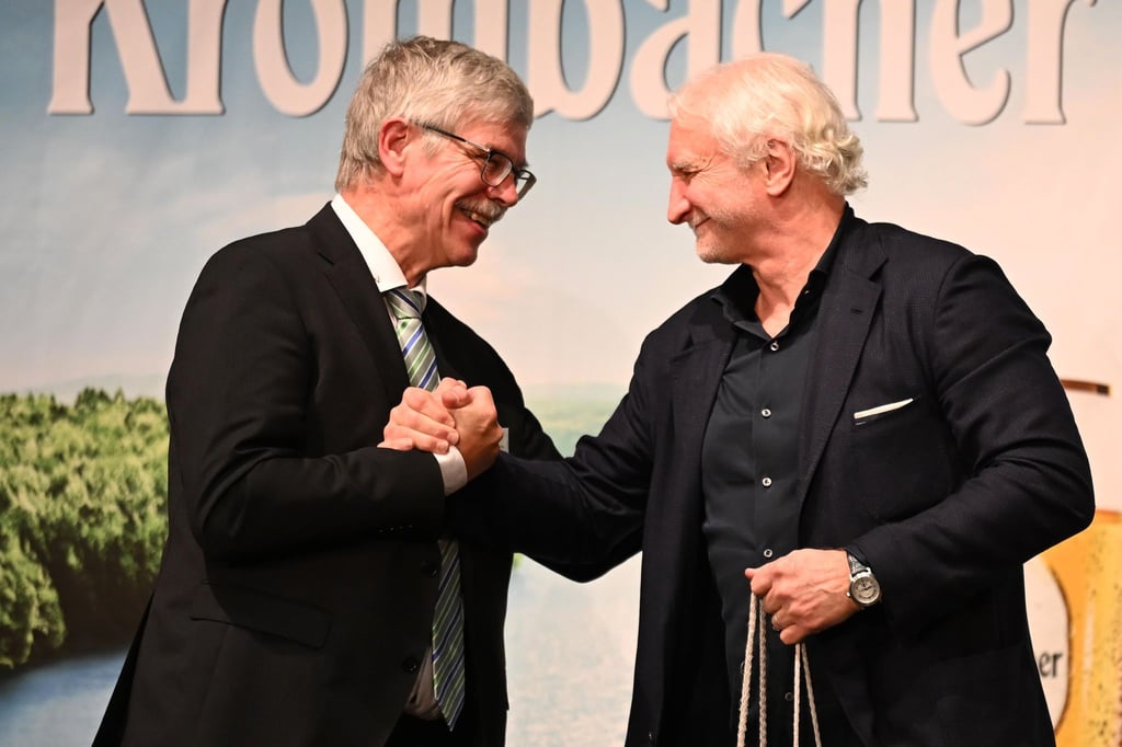 Rudi Völler (r) hat eine besondere Beziehung zu Niedersachsen. Das freut Ralph-Uwe Schaffert (l), Präsident des Niedersächsischen Fußballverbandes.