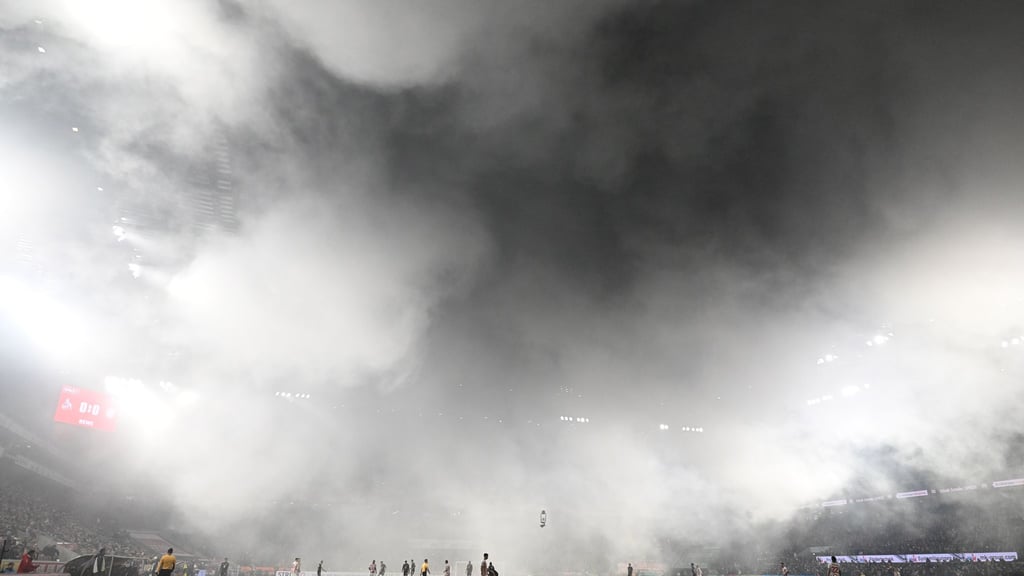 Pyrotechnik sorgte in Köln für eine zehnminütige Unterbrechung.