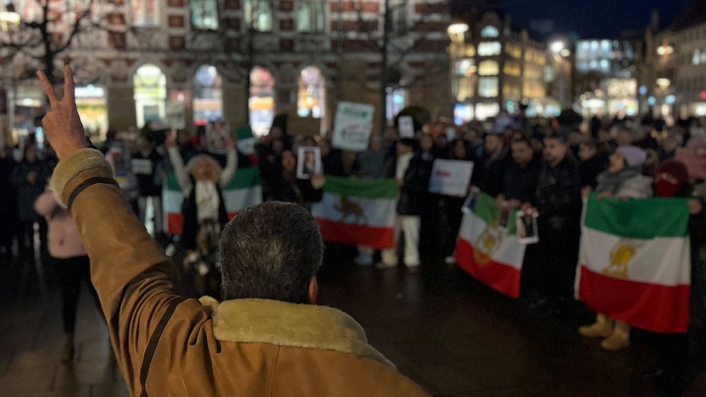 Rund 200 Menschen zeigten in Erfurt Solidarität mit den Protesten im Iran.