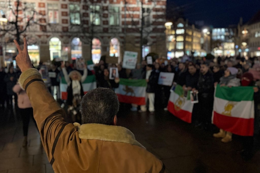 Rund 200 Menschen zeigten in Erfurt Solidarität mit den Protesten im Iran.