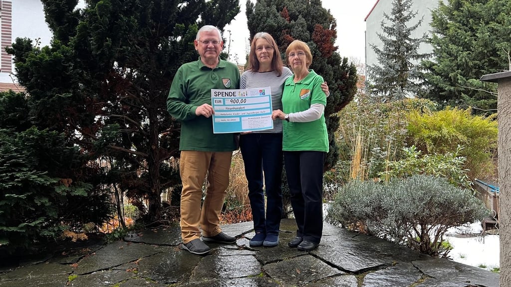 Siegfried und Annette Both vom Sennewitzer Heimatverein überreichen die Spende an die Leiterin des Ambulanten Kinder- und Jugendhospizes Halle, Bettina Werneburg (Mitte).