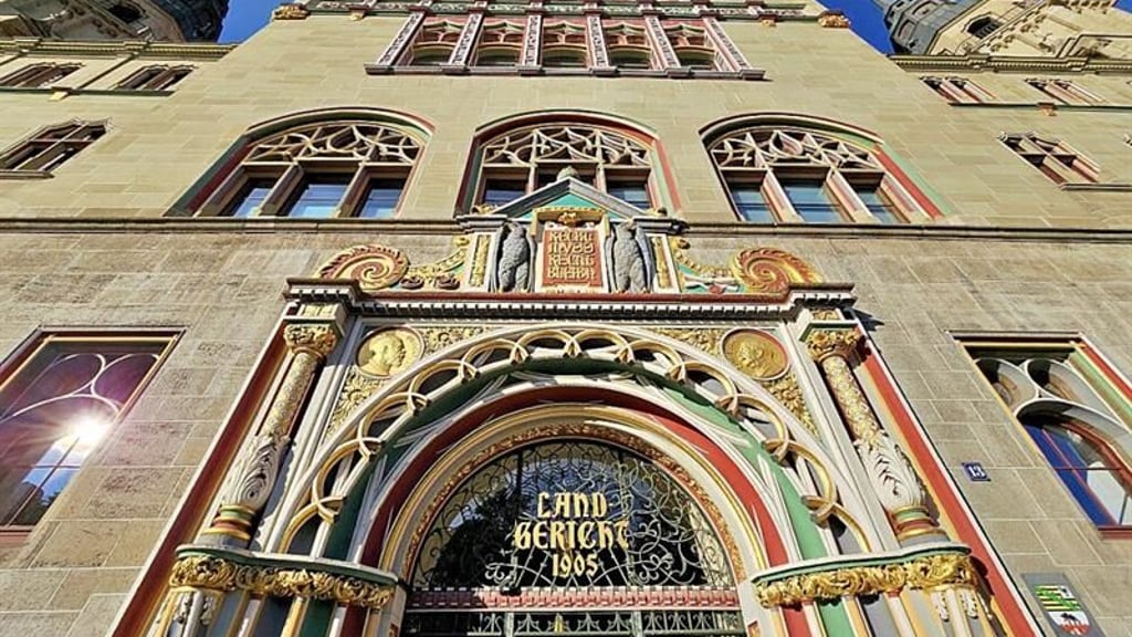 Ein 24-jähriger aus Berlin muss sich wegen Vergewaltigung in Tateinheit mit Körperverletzung vor dem Landgericht verantworten.