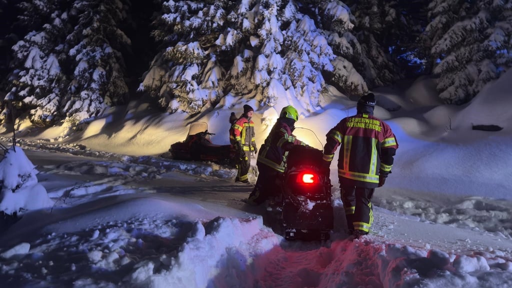 Schon wieder ist ein Wanderer im Schneesturm am Brocken in Not geraten und musste gerettet werden. Die Feuerwehr Schierke musste sich für die Rettungsaktion erneut zwei Motorschlitten bei Brockenwirt Daniel Steinhoff ausleihen.