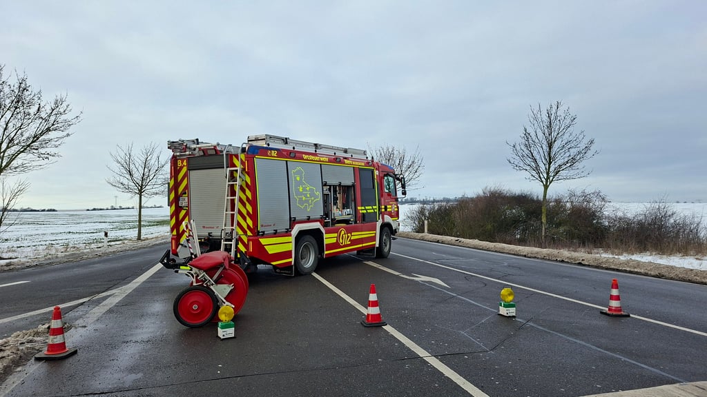 Drei Menschen wurden bei einem Verkehrsunfall auf der B246a zwischen Schönebeck und Biere verletzt. Die Feuerwehr sicherte die Unfallstelle ab.