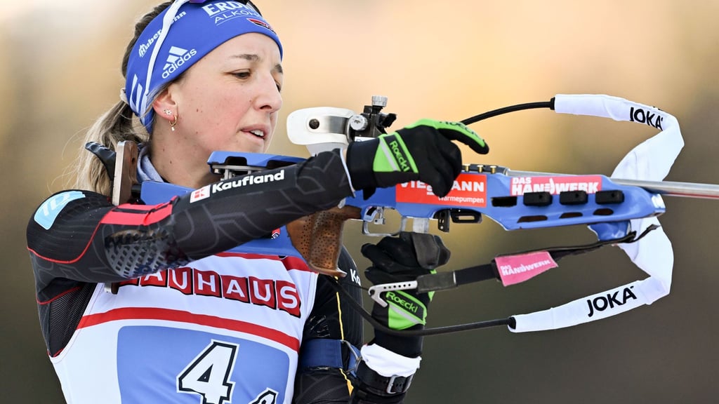 Franziska Preuß am Schießstand.