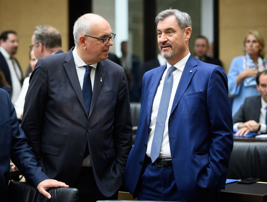 Andreas Bovenschulte (links) und Markus Söder unterhalten sich in der Länderkammer, dem Bundesrat. (Archivbild)