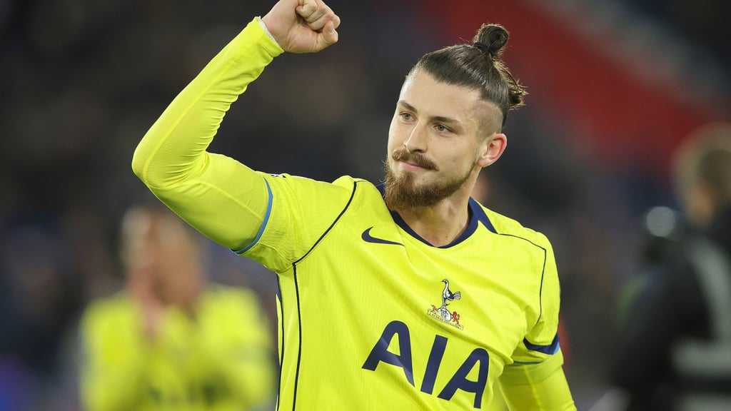 Radu Dragusin spielt für Tottenham Hotspur.
