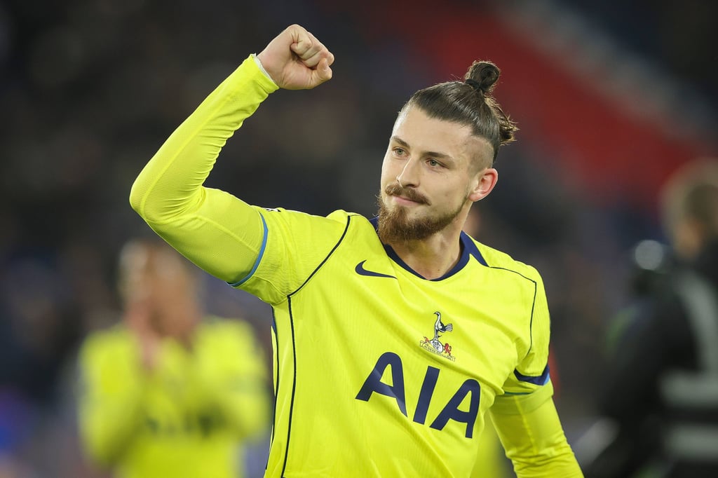 Radu Dragusin spielt für Tottenham Hotspur.