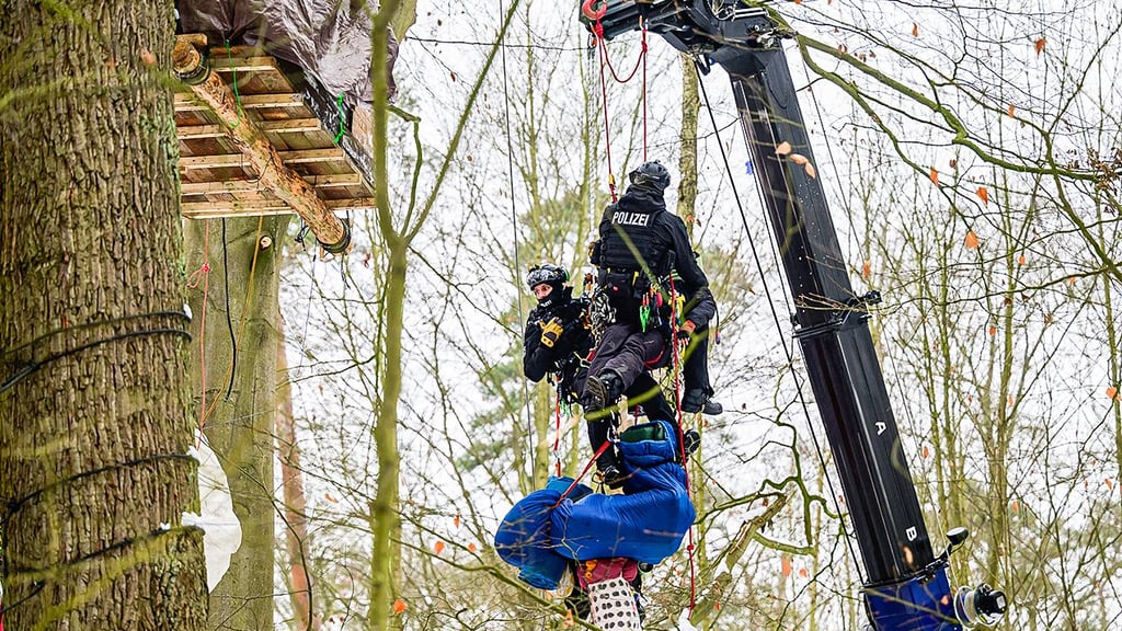 Räumung Mitte Januar 2026: Polizeibeamte seilen im besetzten Waldstück bei Lüneburg  eine Aktivistin von einer  Plattform im Baum. Sie und weitere Menschen haben dort unter der Überschrift „Lüni bleibt“ gegen den geplanten A39-Lückenschluss und etwaige Fällarbeiten im Wald protestiert. 