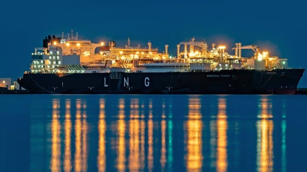 Ein Blick auf das LNG-Spezialschiff Energos Power im Hafen von Mukran auf der Insel Rügen. Es liefert Erdgas ins ostdeutsche Erdgasnetz.