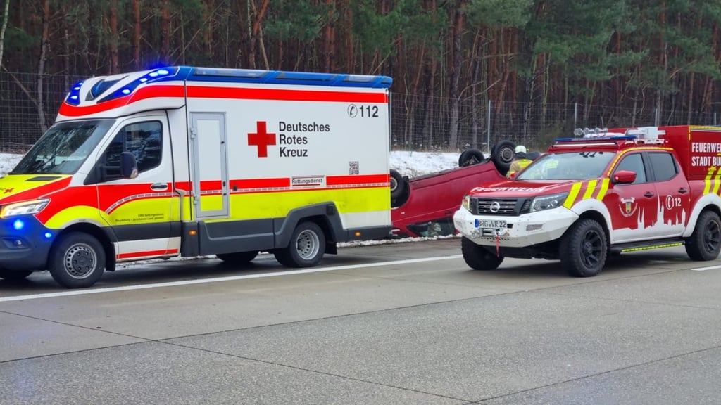 Der Fahrer vom Transporter, der auf der Autobahn 2 bei Burg von der Fahrbahn abgekommen ist, musste medizinisch versorgt werden.