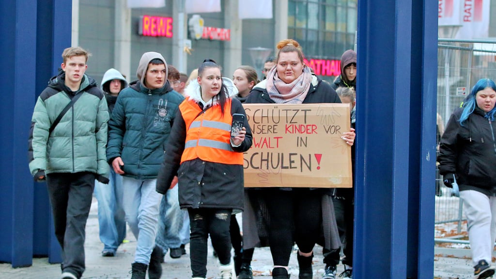Etwa 60 Personen nahmen am Mittwochnachmittag an der Demo in der Dessauer Innenstadt teil.  Vom Hauptbahnhof ging es zum Rathaus.