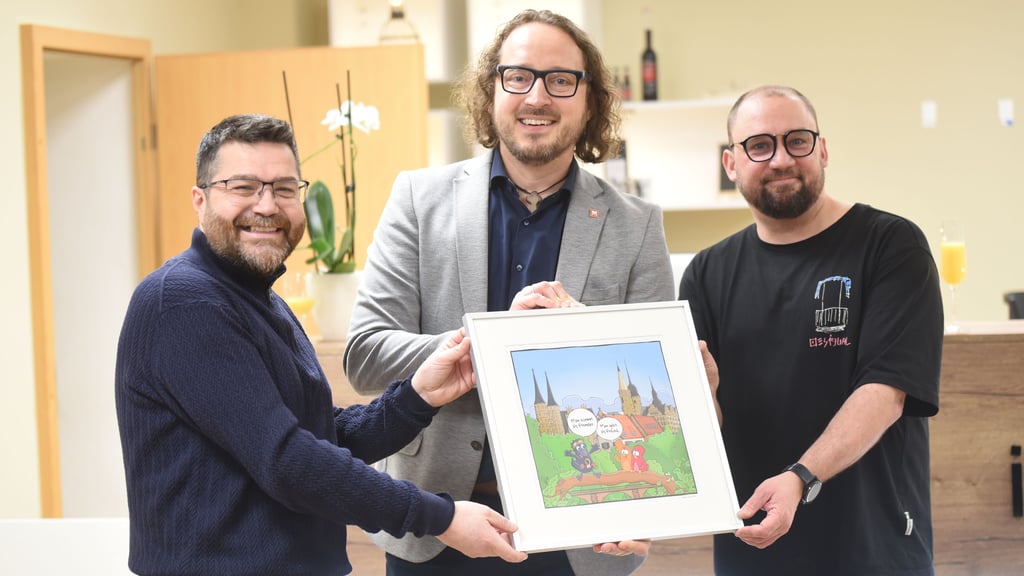 Cartoonist José Martin Vilchez, Merseburgs OB Sebastian Müller-Bahr und Touristinfo-Chef Daniel Spielau präsentierten am Dienstag, 13. Januar 2026, die ersten von Vilchez gezeichneten Motive rund um die Merseburger Rabensage.