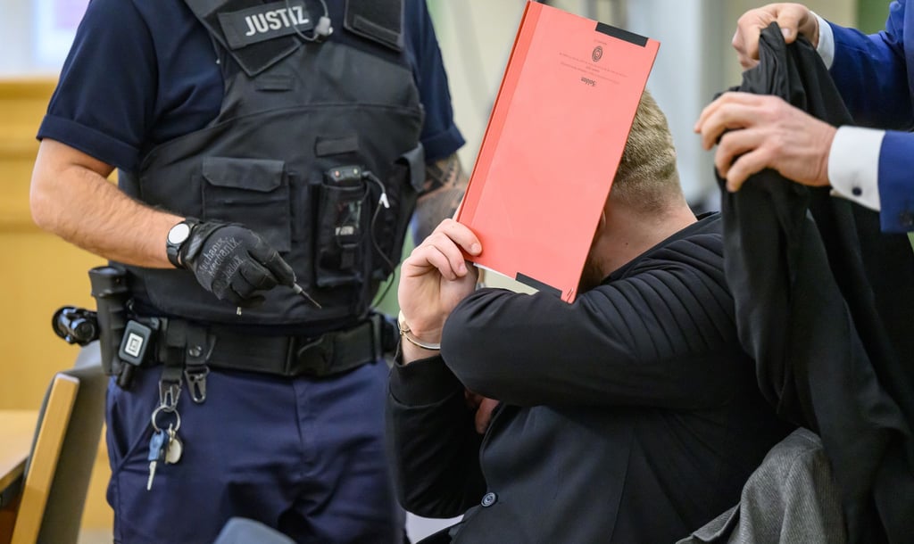 Der Angeklagte soll einen Polizisten getötet haben.