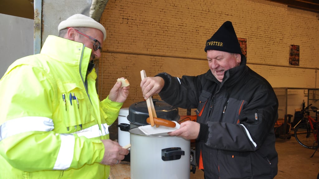 In Biederitz gehört zum Weihnachtsbaumverbrennen auf dem Grünschnittplatz eine ordentliche Bockwurst.  Hier zu sehen Walter Metscher (Aktiv für Bürger), der die Bockwurst ausgab.