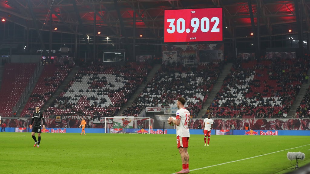 In Sektor D verloren sich nur ein paar versprengte Fans.