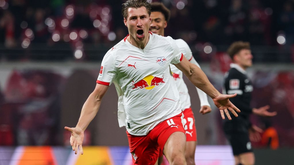 Willi Orban jubelt über sein erstes Bundesliga-Tor der Saison.