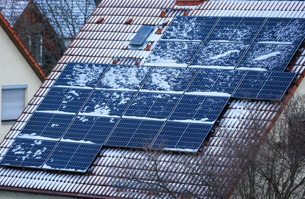 Wenn der Schnee taut: Jetzt Dachziegel, Rinnen und Anschlüsse kontrollieren.