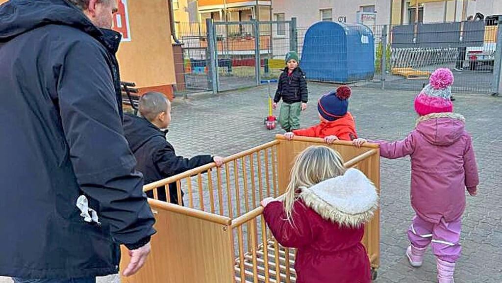 Die alten Krippenbetten der Ascherslebener Kindertagesstätte Fröbels Spielkiste werden gespendet. 