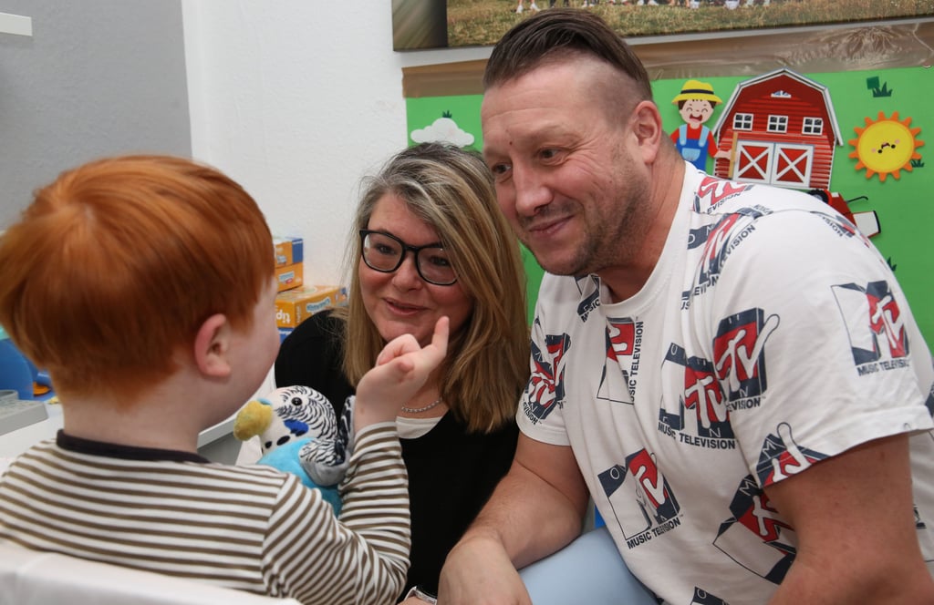 Saskia und Sebastian Berger wollen für ihren fünfjährigen Sohn eine Delfin-Therapie organisieren, damit er sprechen lernt.