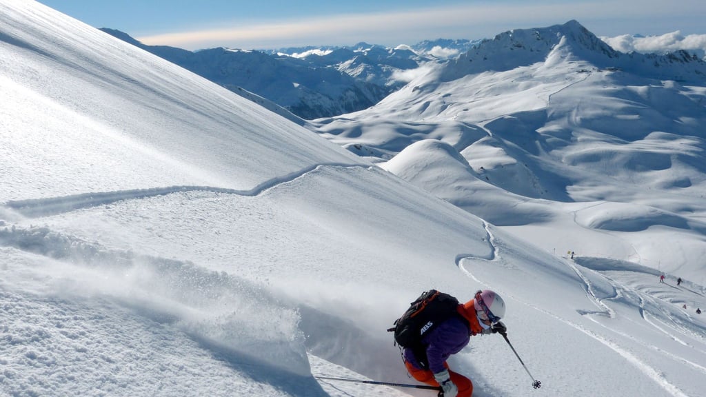 Solche Schwünge im Tiefschnee sind der Traum vieler Skifahrer: Doch das Lawinenrisiko sollte man dabei nie vergessen.
