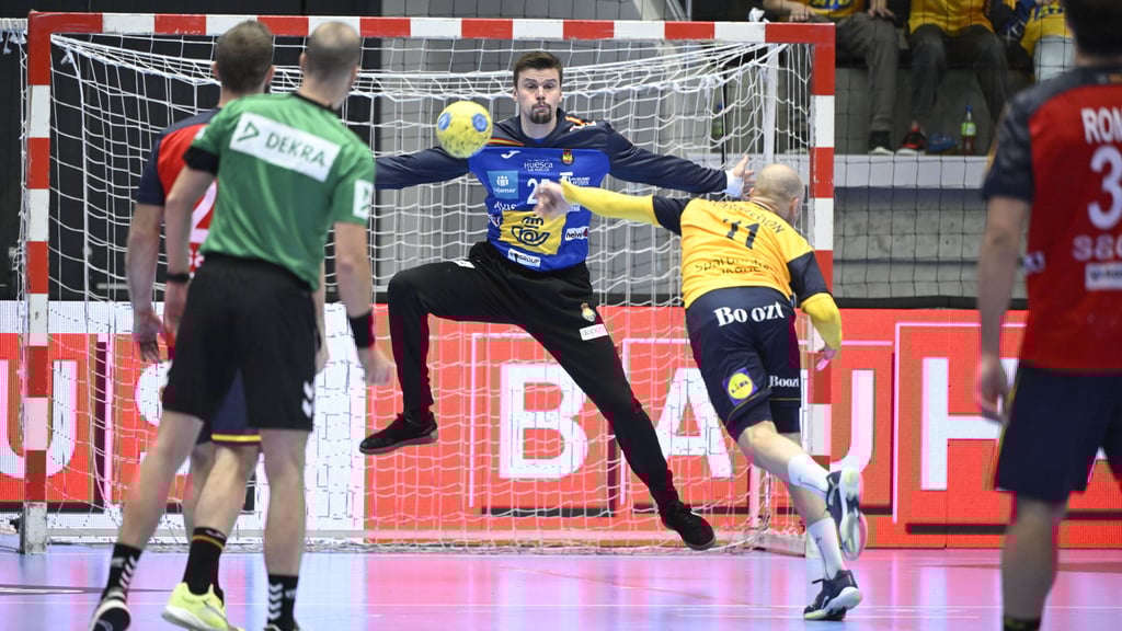 Sergey Hernandez – hier im Testspiel gegen Schweden im November 2025 gegen seinen SCM-Kollegen Daniel Pettersson – bestreitet seine dritte EM.