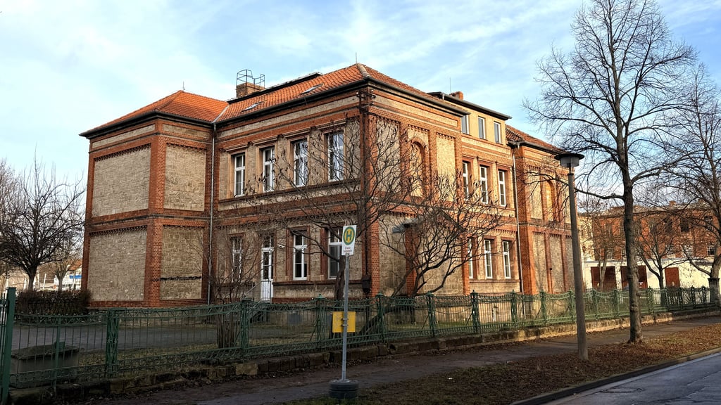 Die ehemalige Süderstadt-Grundschule in Quedlinburg hat neue Eigentümer, die Gebäude und Areal in eine neue Nutzung bringen wollen.