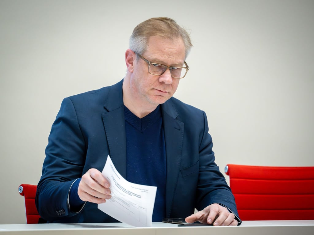 Der Beauftragte gegen Antisemitismus des Landes Brandenburg, Andreas Büttner, wird nach dem Brandanschlag auf seinem Privatgrundstück verstärkt geschützt. Es wurde ein Gebäude - nicht weit von seinem Wohnhaus entfernt - angezündet. (Archivbild)